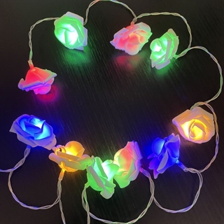 LED lyskæde med hvide roser og multifarvet lys